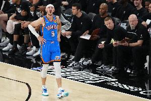 卡鲁索谈不敌马刺：没把握住时机 多个阶段状态不佳调整也不及时