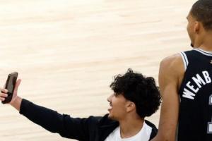 NBA发言人：冲场观众已被逮捕！他与同伙将终生禁入所有球馆！